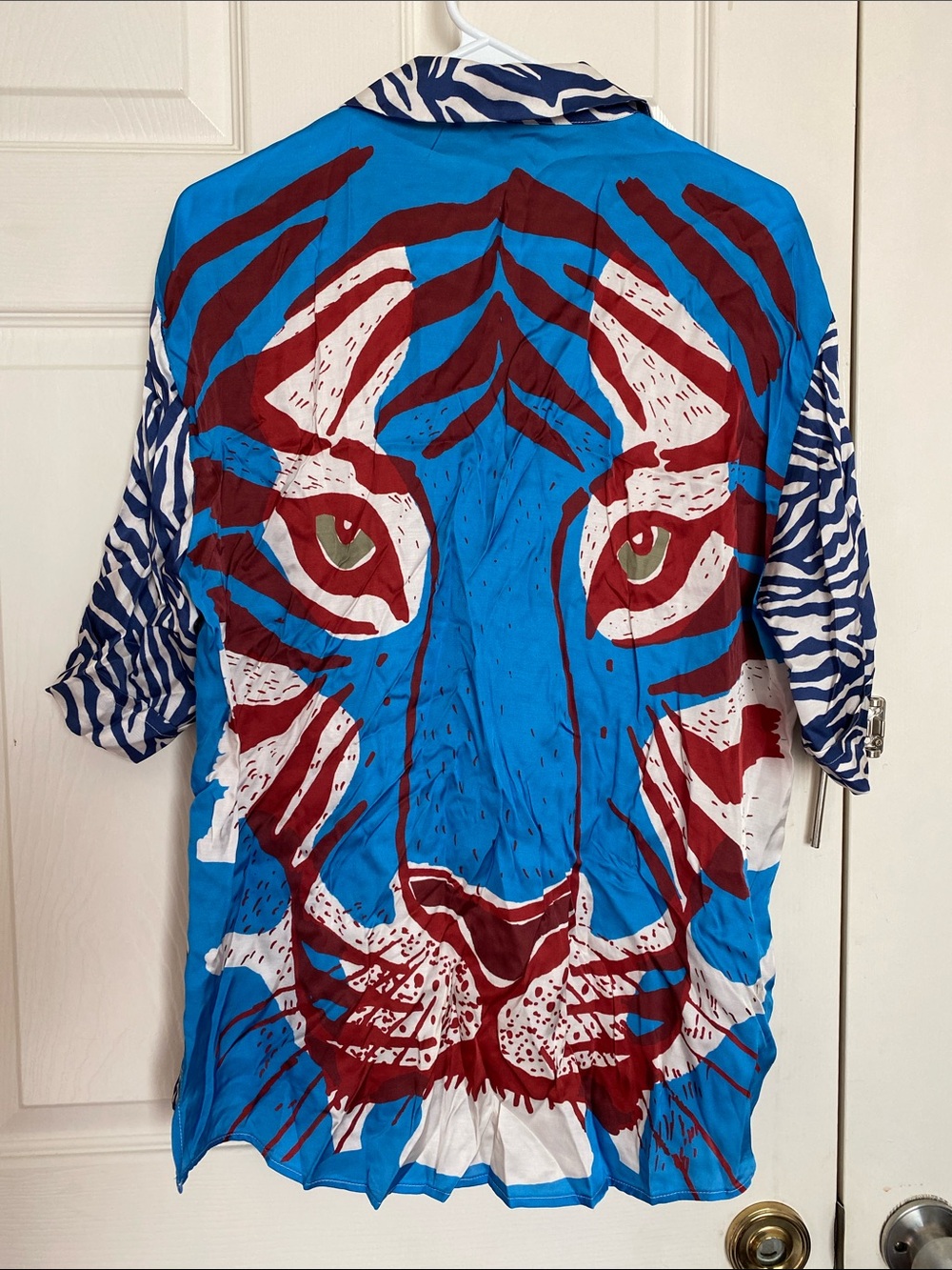ME369 TIGER / Blue & White Zebra Print Button-Up blouse size Small